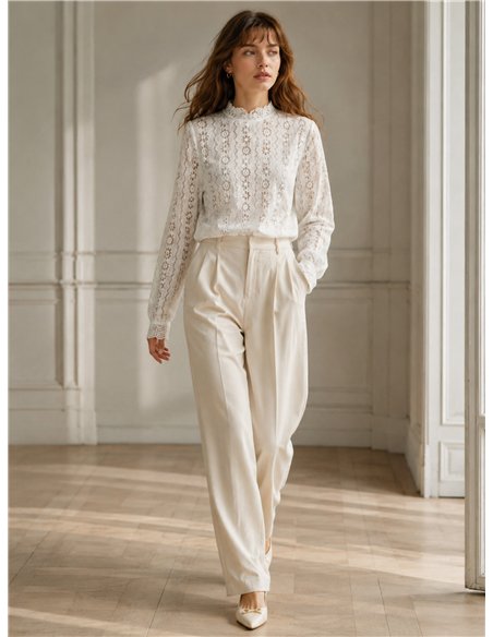 Blusa encaje calado cuello alto