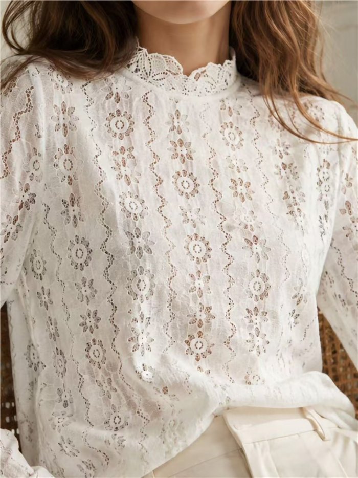 Blusa encaje calado cuello alto