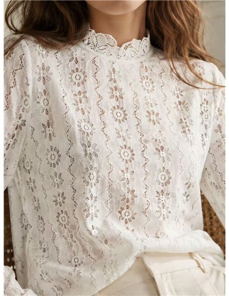 Blusa encaje calado cuello alto