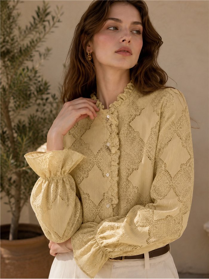 Chemise en dentelle à volants