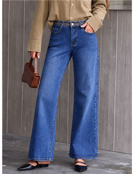 Jeans con cintura ricamata con gioielli.