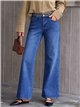 Jeans con cintura ricamata con gioielli.