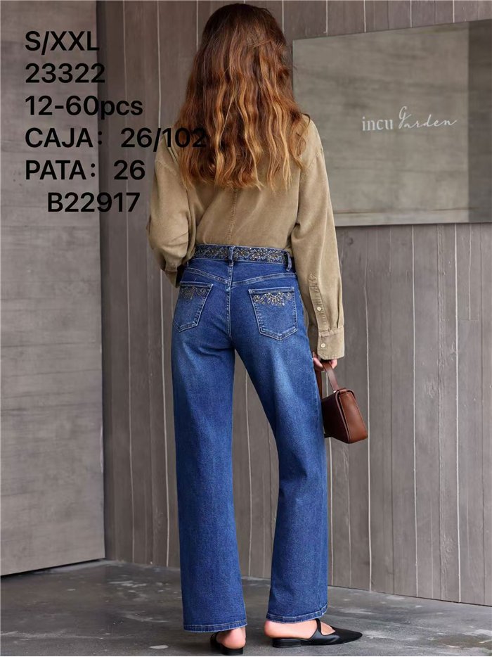 Jeans con cintura ricamata con gioielli.