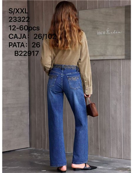 Jeans con cintura ricamata con gioielli.