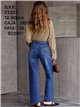 Jeans con cintura ricamata con gioielli.