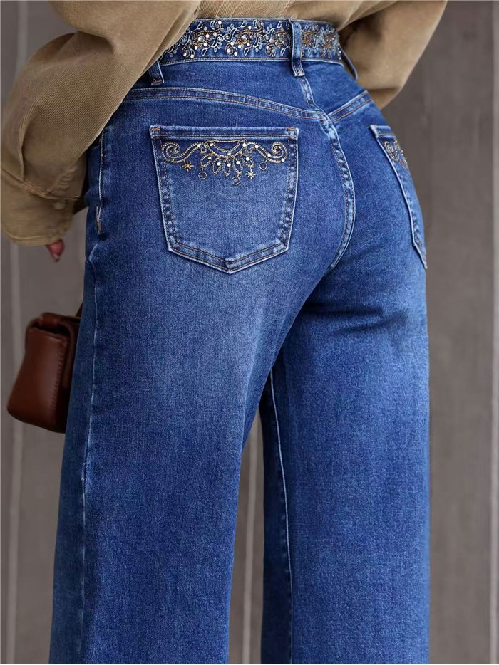 Jeans con cintura ricamata con gioielli.