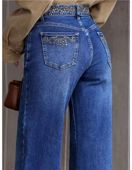 Jeans con cintura ricamata con gioielli.