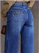 Jeans con cintura ricamata con gioielli.