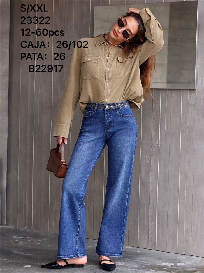 Jeans con cintura ricamata con gioielli.