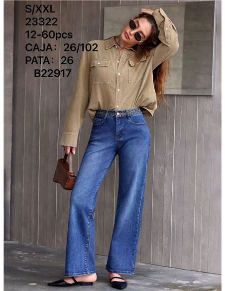 Jeans con cintura ricamata con gioielli.