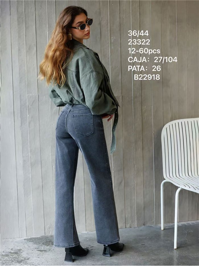 Jeans a gamba dritta con borchie
