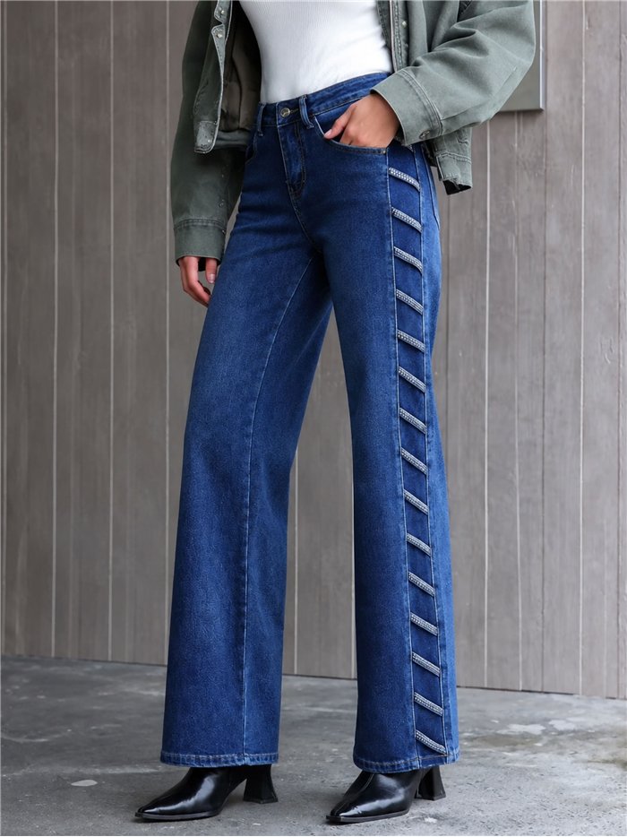 Jeans a gamba dritta con striscia laterale e borchie