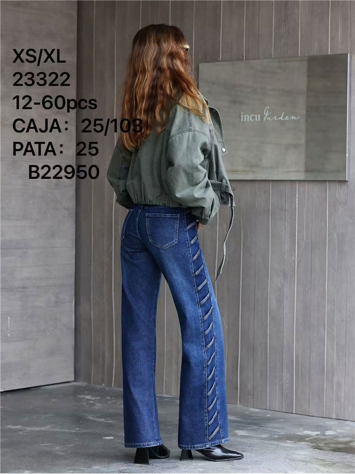 Jeans a gamba dritta con striscia laterale e borchie