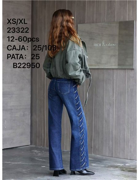 Jeans a gamba dritta con striscia laterale e borchie