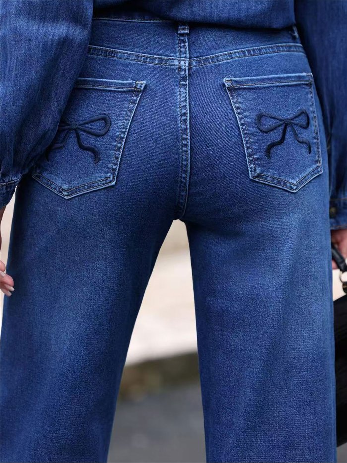 Jeans a gamba larga con tasche con coulisse ricamate