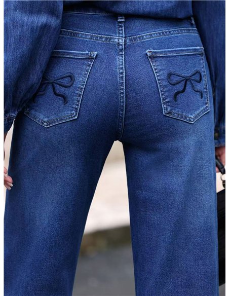 Jeans a gamba larga con tasche con coulisse ricamate