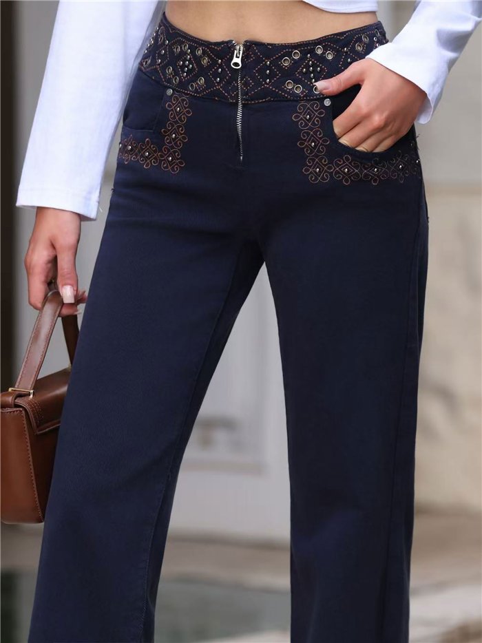 Weit geschnittene Jeans mit besticktem Bund und Ösen