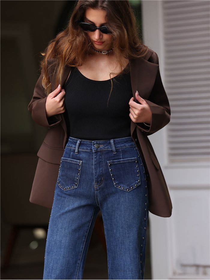 Jeans a gamba larga con borchie laterali