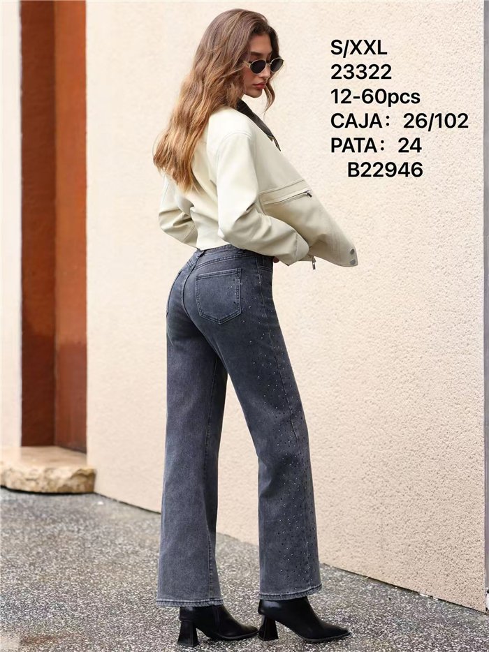 Jeans grigi a gamba dritta con borchie e strass