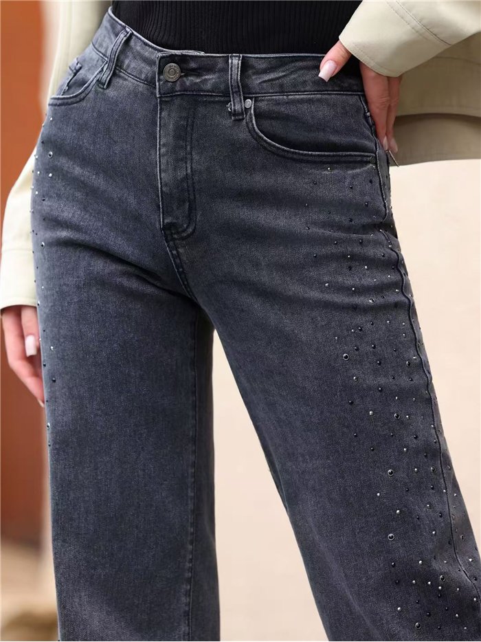 Jeans grigi a gamba dritta con borchie e strass