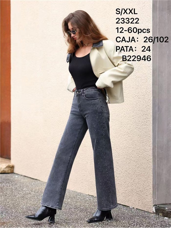 Jeans grigi a gamba dritta con borchie e strass