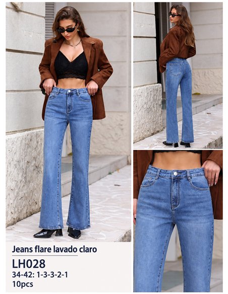 Jeans a zampa con lavaggio chiaro