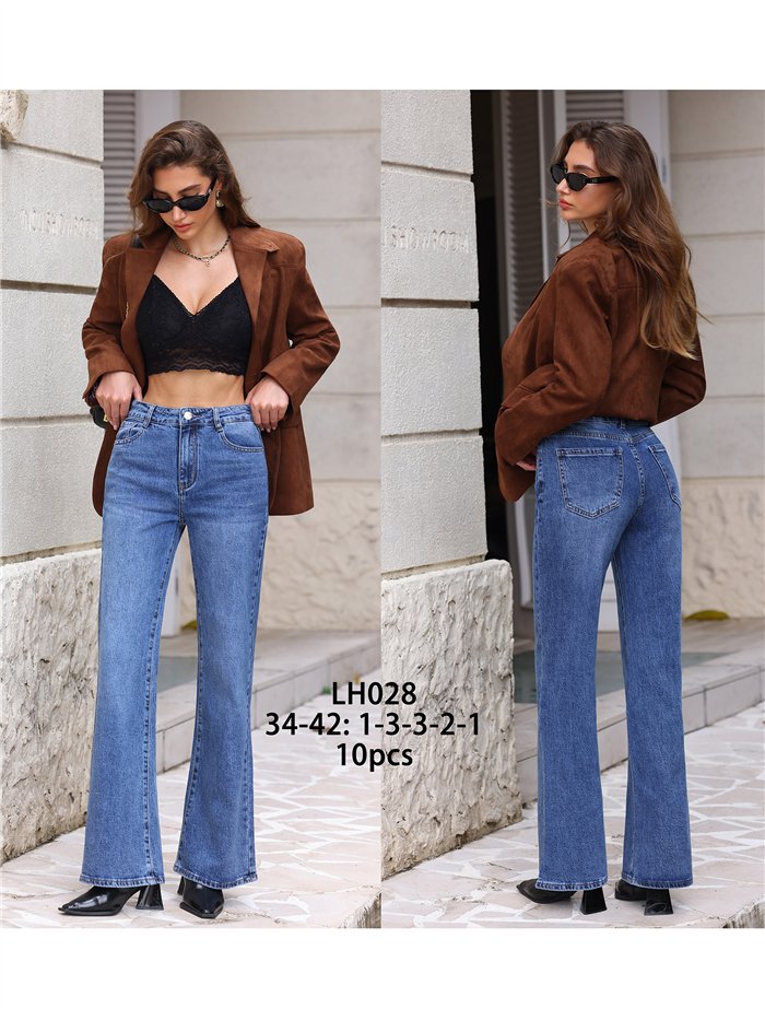 Jeans a zampa con lavaggio chiaro