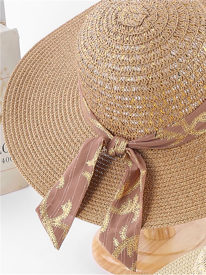 Cappello intrecciato con fiocco metallico
