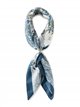Pañuelo cuadrado estampado ornamental con aro metálico