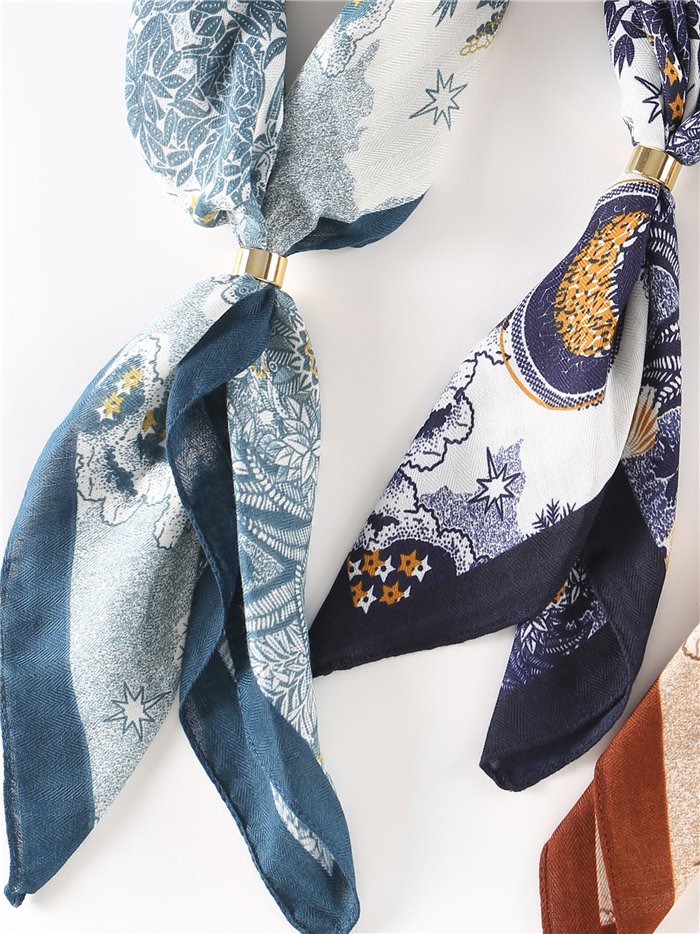Pañuelo cuadrado estampado ornamental con aro metálico