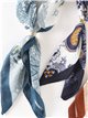 Pañuelo cuadrado estampado ornamental con aro metálico