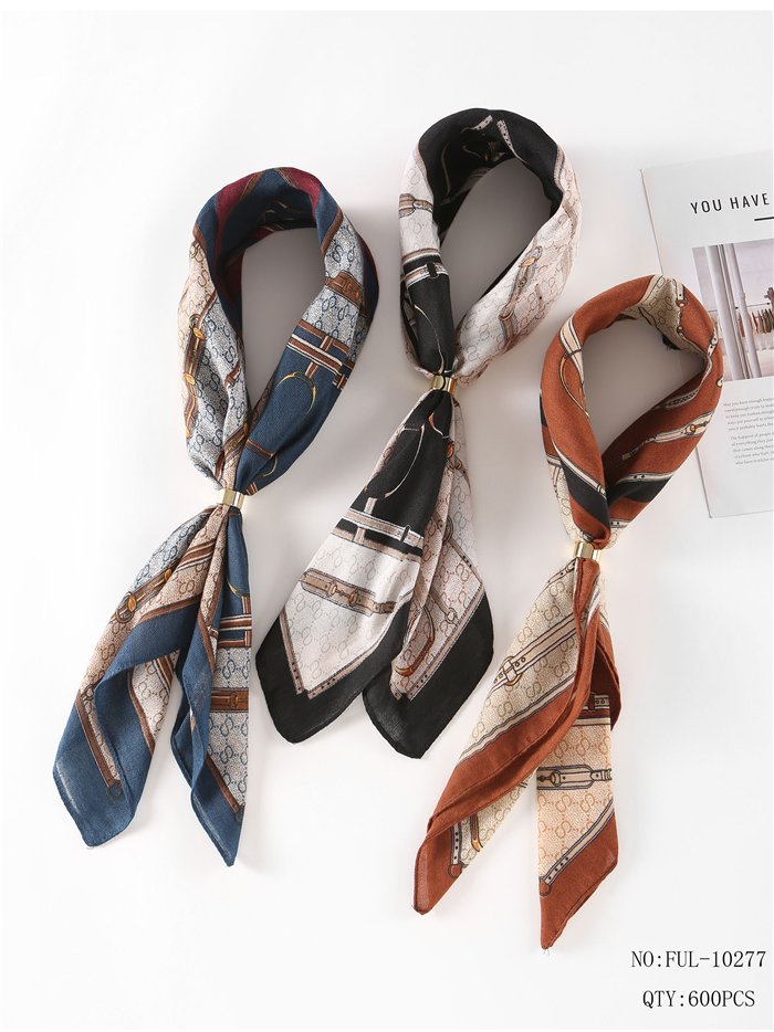 Foulard quadrato con stampa a catena e anello in metallo