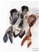 Foulard quadrato con stampa a catena e anello in metallo
