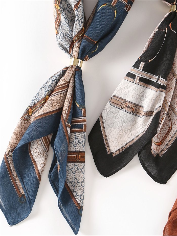 Foulard quadrato con stampa a catena e anello in metallo