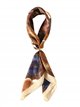 Lenço quadrado com estampa floral grande e argola de metal