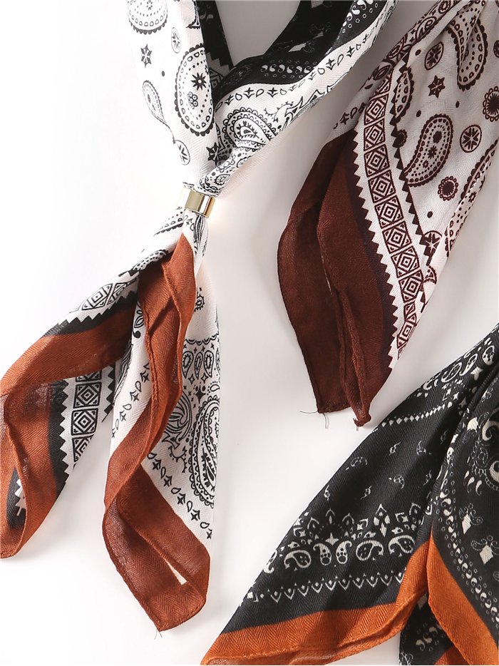 Pañuelo cuadrado estampado paisley con aro metálico