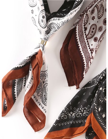 Pañuelo cuadrado estampado paisley con aro metálico