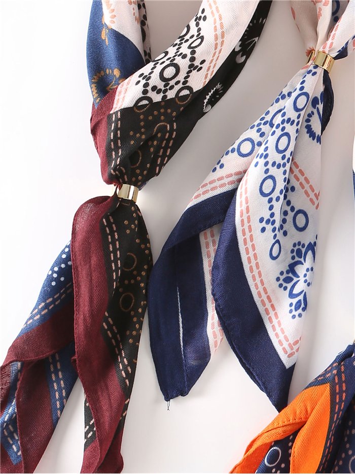Pañuelo cuadrado estampado paisley con aro metálico