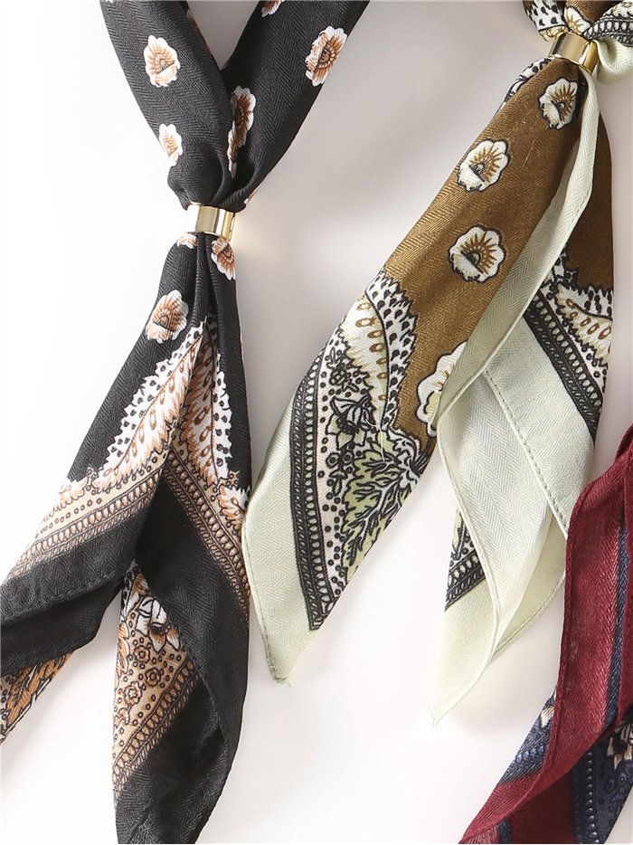 Pañuelo cuadrado floral con cenefa paisley