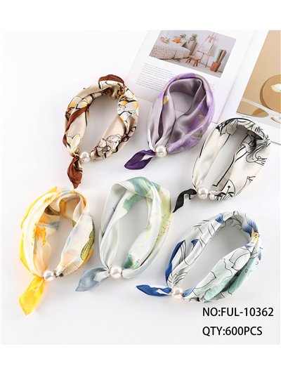 Pañuelo satinado floral con perla 2