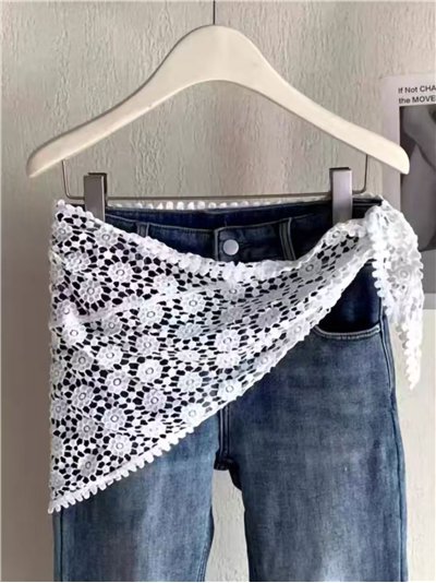 Pañuelo triangular de crochet calado
