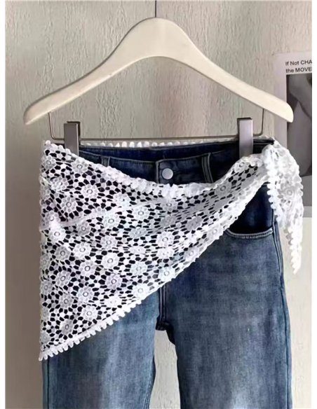 Pañuelo triangular de crochet calado