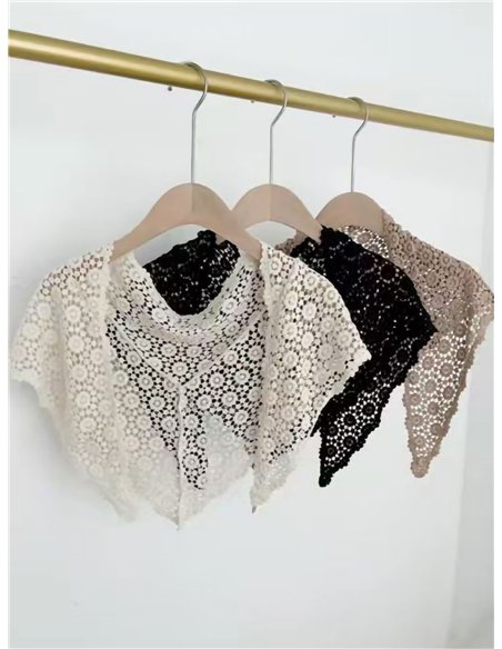 Pañuelo triangular de crochet calado
