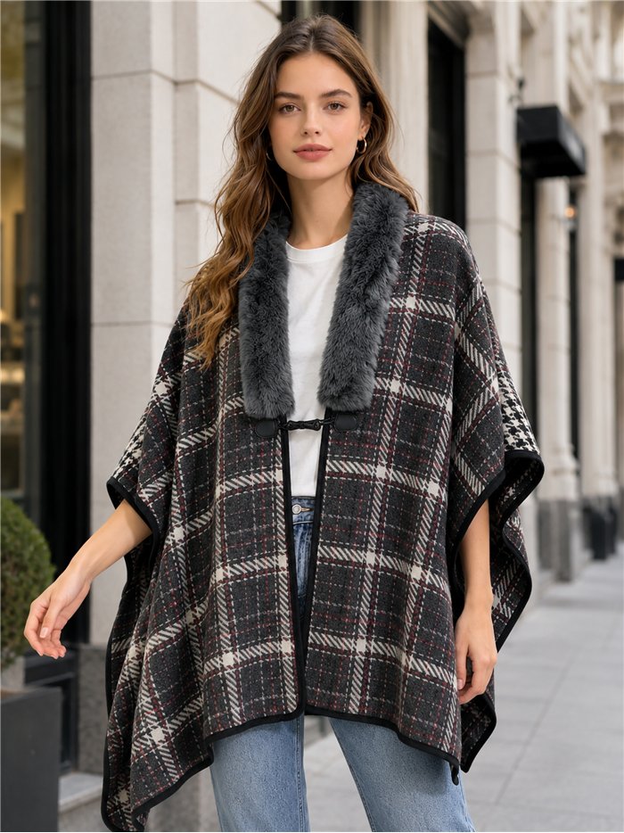 Karierter Poncho mit Pelzkragen