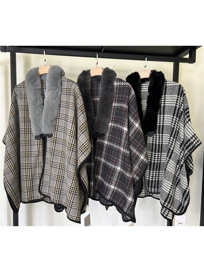 Karierter Poncho mit Pelzkragen