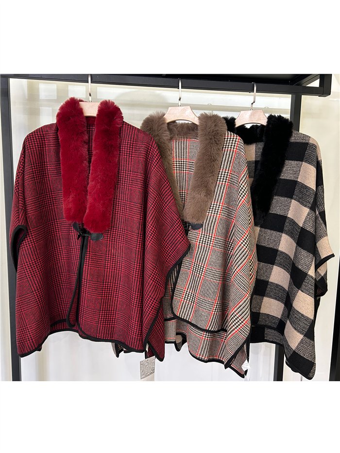 Poncho cuadros maxi con cuello de pelo