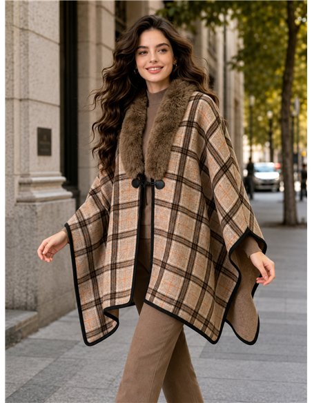 Poncho de cuadros con cuello de pelo