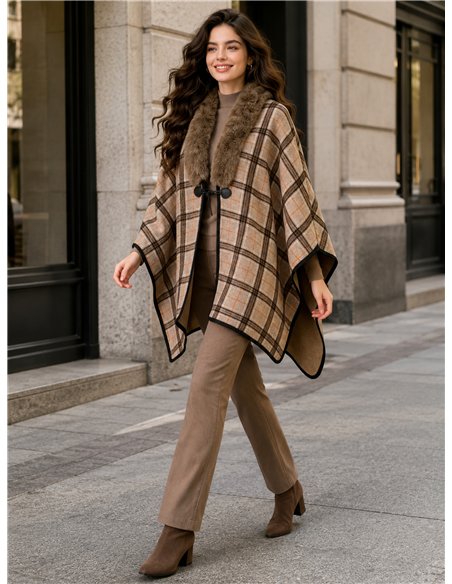 Poncho de cuadros con cuello de pelo