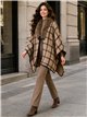 Poncho de cuadros con cuello de pelo