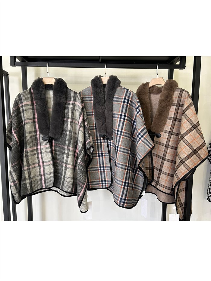 Poncho de cuadros con cuello de pelo